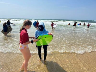 AÏOLI ÉCOLE DE GLISSE propose aux enfants et aux familles de nouvelles aventures au grand air : Surf, bodyboard, bodysurf, skateboard, sauvetage côtier, exploration marine…