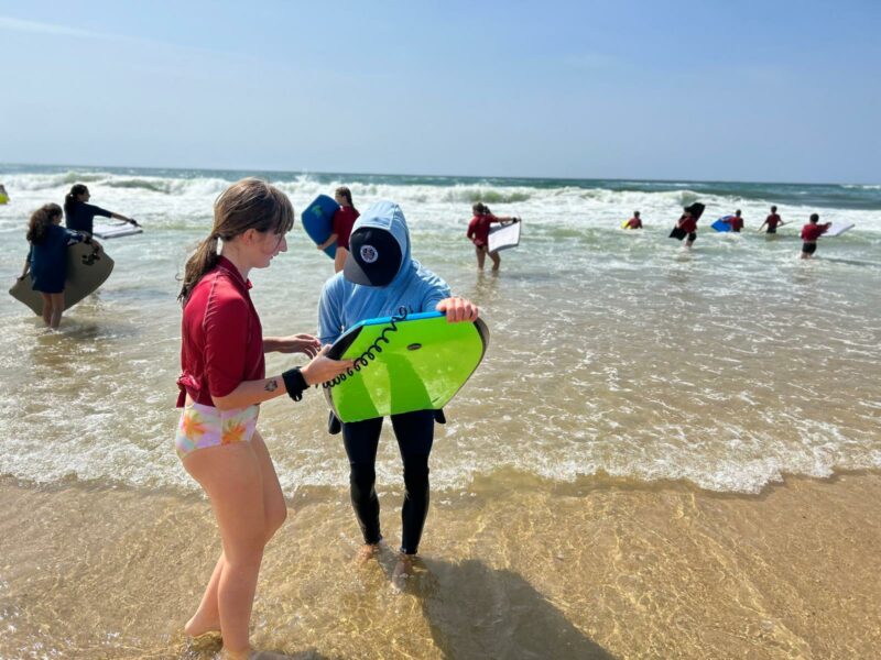 AÏOLI ÉCOLE DE GLISSE propose aux enfants et aux familles de nouvelles aventures au grand air : Surf, bodyboard, bodysurf, skateboard, sauvetage côtier, exploration marine…
