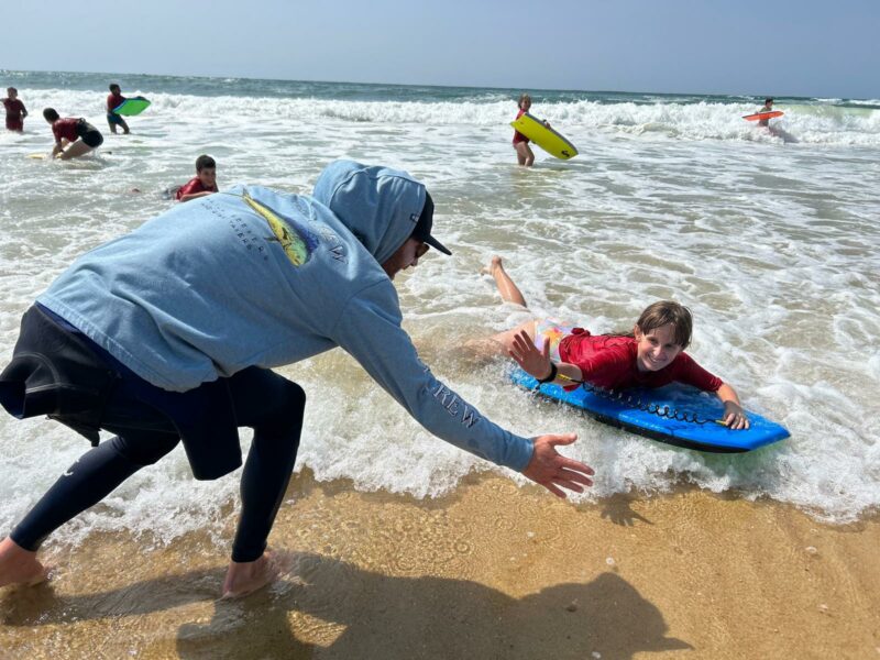 AÏOLI ÉCOLE DE GLISSE propose aux enfants et aux familles de nouvelles aventures au grand air : Surf, bodyboard, bodysurf, skateboard, sauvetage côtier, exploration marine…