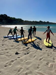 AÏOLI ÉCOLE DE GLISSE propose aux enfants et aux familles de nouvelles aventures au grand air : Surf, bodyboard, bodysurf, skateboard, sauvetage côtier, exploration marine…