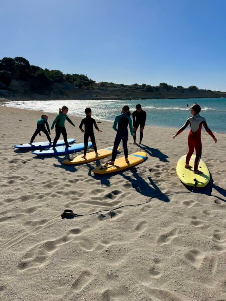 AÏOLI ÉCOLE DE GLISSE propose aux enfants et aux familles de nouvelles aventures au grand air : Surf, bodyboard, bodysurf, skateboard, sauvetage côtier, exploration marine…