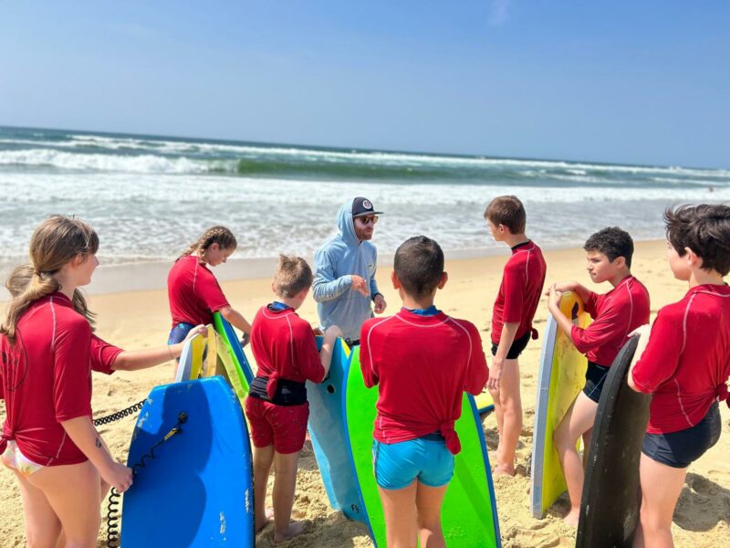 AÏOLI ÉCOLE DE GLISSE propose aux enfants et aux familles de nouvelles aventures au grand air : Surf, bodyboard, bodysurf, skateboard, sauvetage côtier, exploration marine…