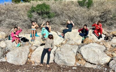 AÏOLI ÉCOLE DE GLISSE propose aux enfants et aux familles de nouvelles aventures au grand air : Surf, bodyboard, bodysurf, skateboard, sauvetage côtier, exploration marine…