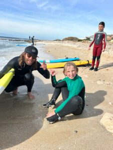 AÏOLI ÉCOLE DE GLISSE propose aux enfants et aux familles de nouvelles aventures au grand air : Surf, bodyboard, bodysurf, skateboard, sauvetage côtier, exploration marine…